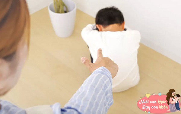 Bố mẹ quá khắt khe khiến trẻ rụt rè và sợ hãi.