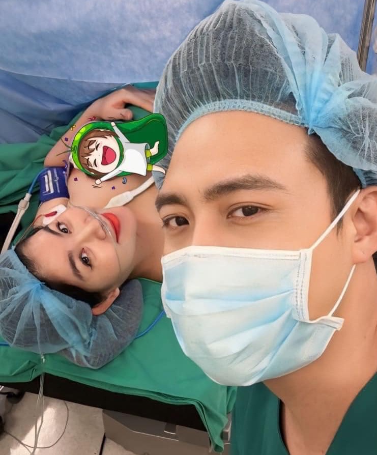 Khoảnh khắc vỡ oà khi đón con gái vào lòng của vợ chòng Kha Ly – Thanh Duy.