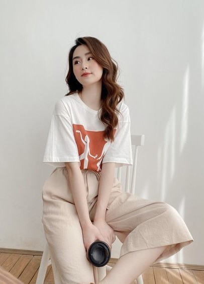 Phối quần Capri trơn màu cũng một em áo thun basic sẽ giúp tổng thể outfit của chị em trở nên thanh lịch và nịnh mắt.