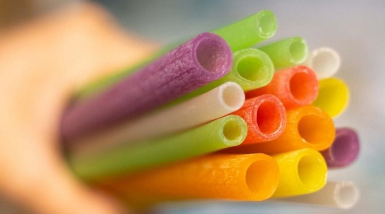 Ống hút gạo làm từ bột gạo hoặc bột sắn nên có thể ăn được, an toàn với sức khoẻ con người.