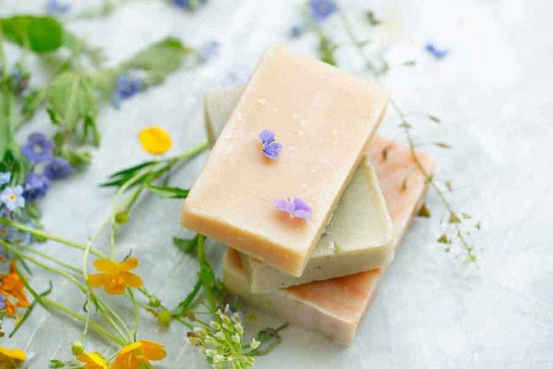 Xà phòng sinh dược có nhiều mùi hương khác nhau, được chiết xuất thiên nhiên nên lành tính và bảo vệ da chắc khoẻ.