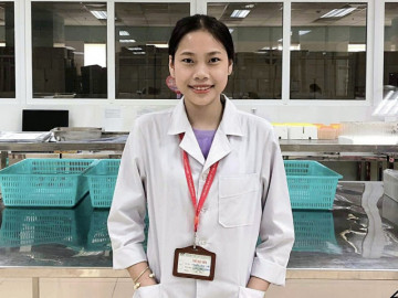 Khoác áo blouse sau tai nạn thập tử nhất sinh
