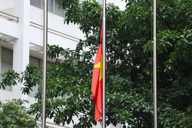 Trước Lễ Quốc tang, nhiều cơ quan, tổ chức đã thực hiện treo cờ rủ sớm để tưởng nhớ Tổng Bí thư Nguyễn Phú Trọng.