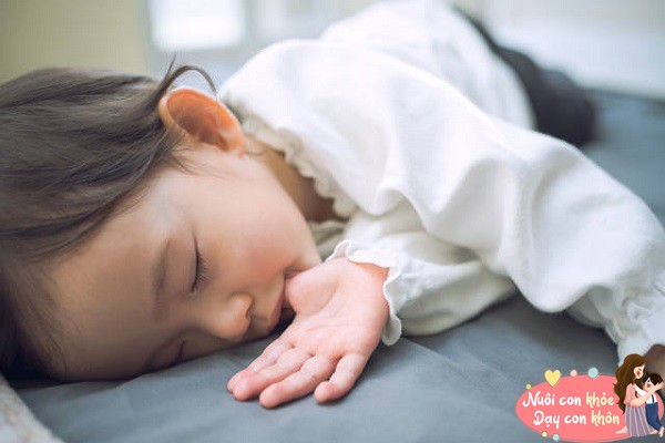 Thông thường, trẻ sẽ mút tay khi được 3, 4 tháng tuổi.