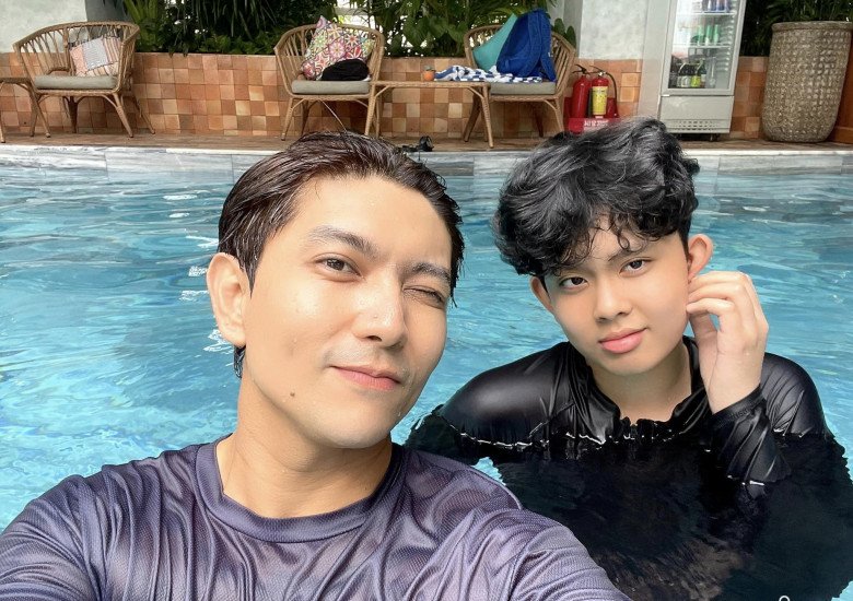 Sushi được nhận xét ngày càng giống hệt bố.