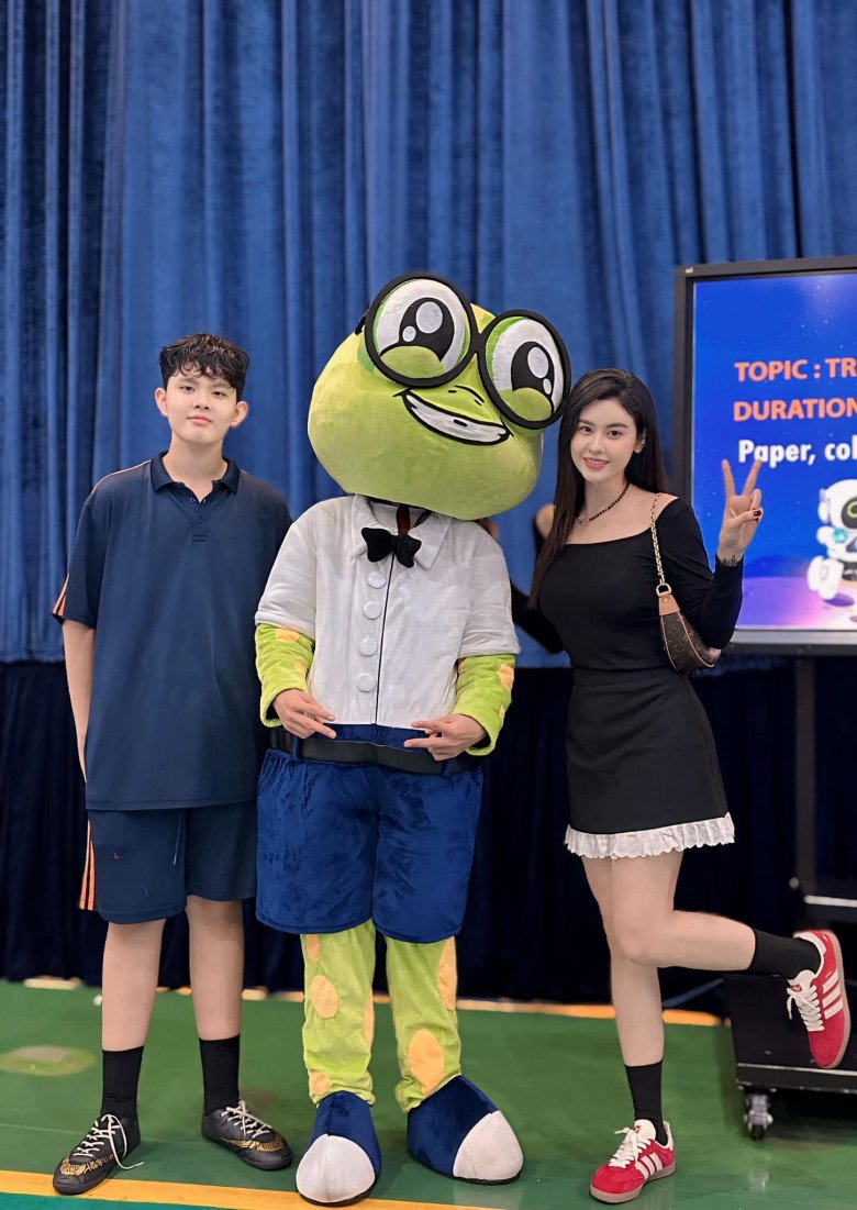 Quý tử Trương Quỳnh Anh cao gần 1m8 ở tuổi 12.