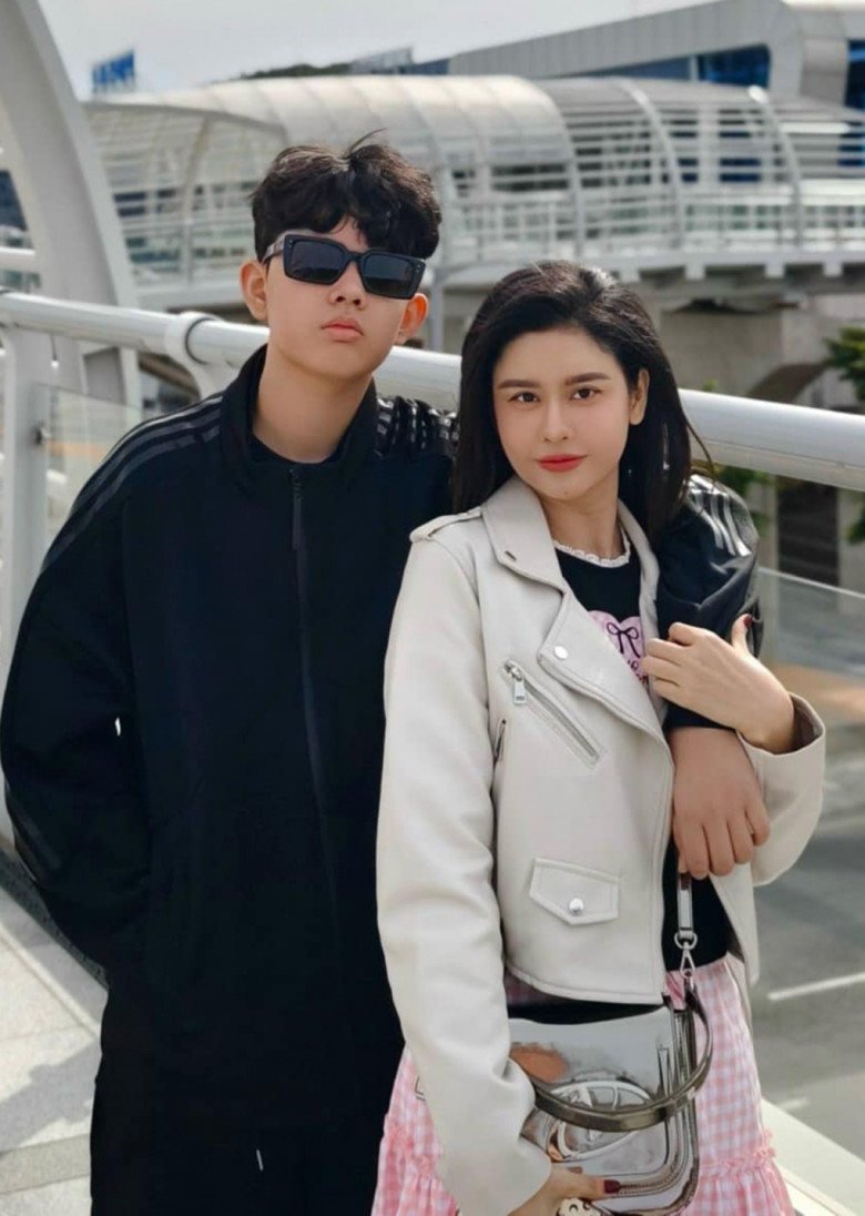 Vóc dáng bé Sushi cao lớn hơn mẹ.