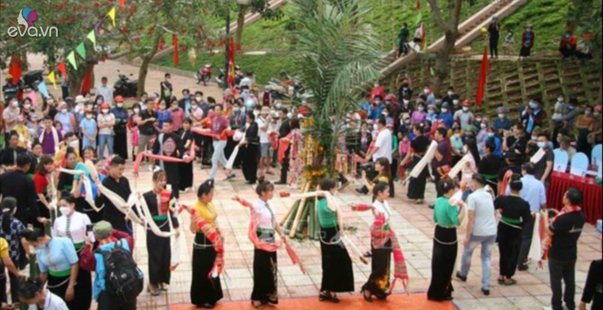 Dân tộc nào có tục ở rể 3 năm mới cưới? Khi đi mang theo 1 con dao, lúc ...