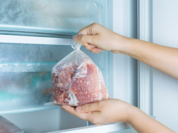 Thịt cất trong tủ lạnh: Sau thời gian này, dù thịt đã mua có sạch, đắt đến mấy cũng phải vứt đi