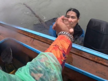 Nhóm người đánh cá cứu sống người phụ nữ trôi dạt trên biển