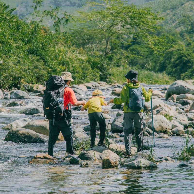 Địa hình trekking Tà Giang đi qua thảo nguyên xanh và những dòng suối đá bằng phẳng, không nhiều dốc cao, dành cho người mới trekking lần đầu. (Ảnh: Nguyễn Đức Hiếu)
