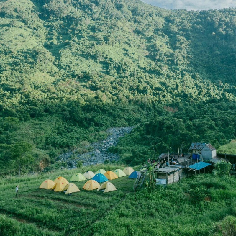 Tà Giang còn có những thảo nguyên xanh ngắt được bao phủ bởi những ngọn núi trùng điệp.(Ảnh: Nguyễn Đức Hiếu)
