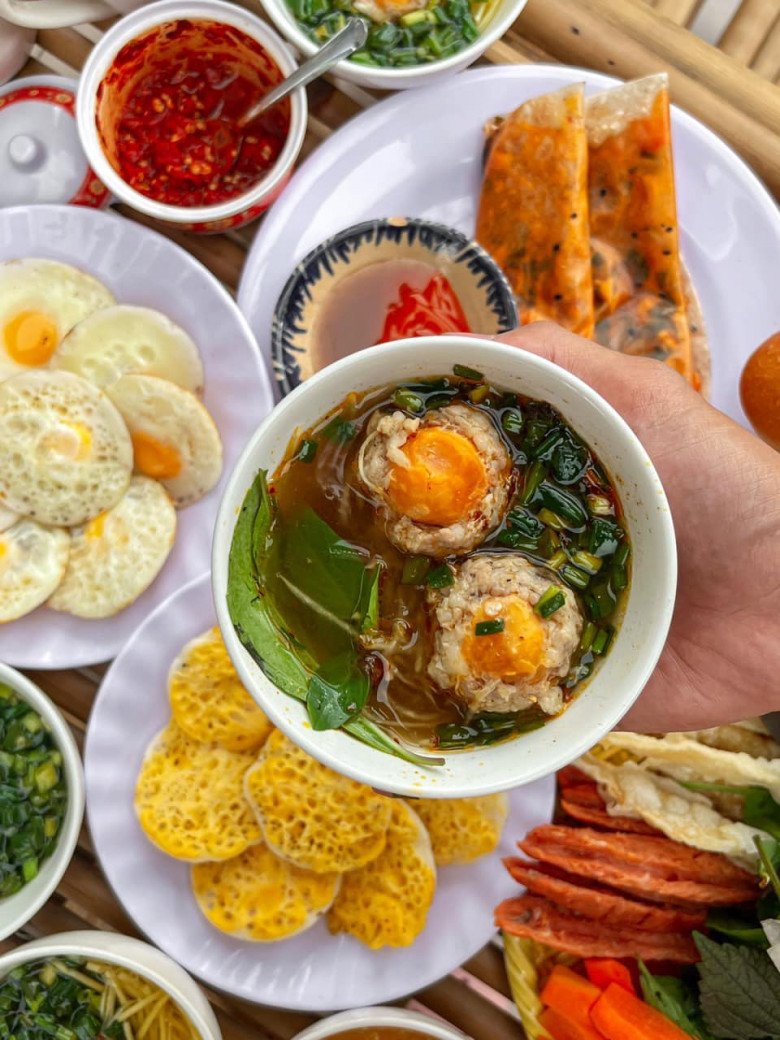 Mùi thơm của những chiếc bánh cháy cạnh trong khuôn đất sẽ làm bạn ấn tượng. 