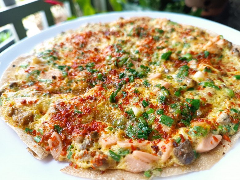 Tuy chỉ là món ăn vặt nhưng bánh tráng nướng ở Đà Lạt có độ ngon khó cưỡng.