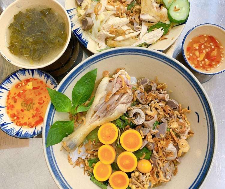 Bánh ướt lòng gà là món ăn đặc trưng không thể bỏ qua khi ghé thăm Đà Lạt.