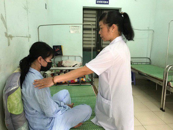 TS.BS Trần Thị Hồng Thu thăm khám cho một nữ bệnh nhân bị rối loạn tâm thần tại bệnh viện. 