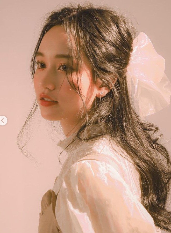 Trúc Anh sở hữu nhan sắc trong veo, thuần khiết.