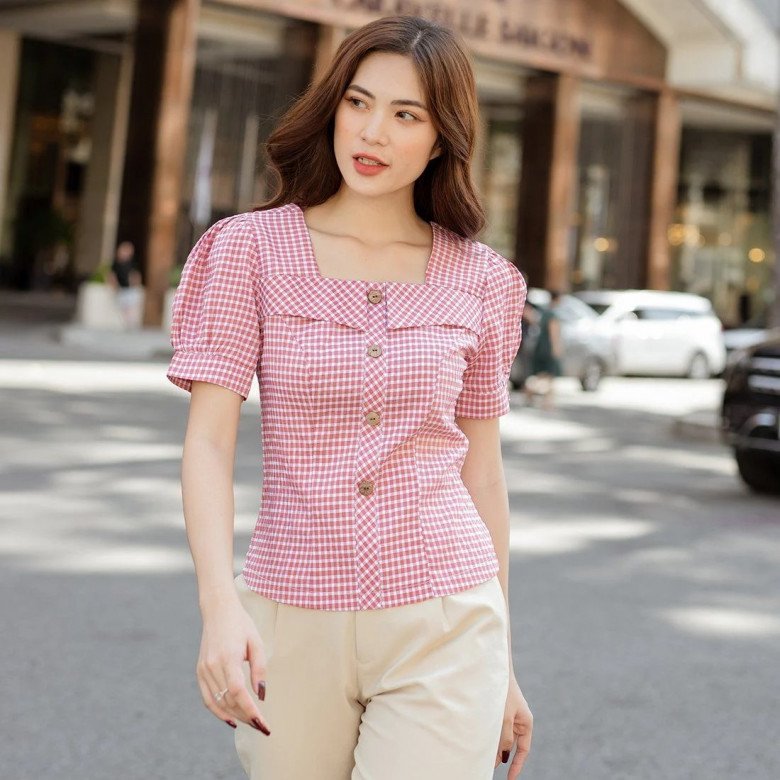 Nếu chị em có áo cổ vuông kẻ ô đỏ hồng thì hãy mặc cùng quần màu trơn. Outfit đúng chuẩn thanh lịch và kín đáo mà mọi chị em công sở đều yêu thích.