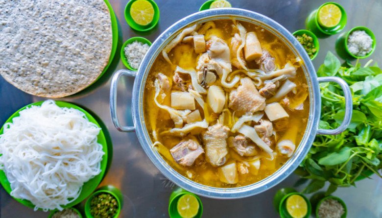 Lẩu gà lá é phải ăn kèm với ớt xanh cùng muối tiêu chanh sẽ giúp món ngon tròn vị. 