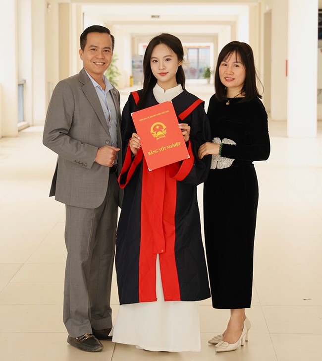 Phương Linh cùng gia đình trong ngày nhận bằng tốt nghiệp THPT