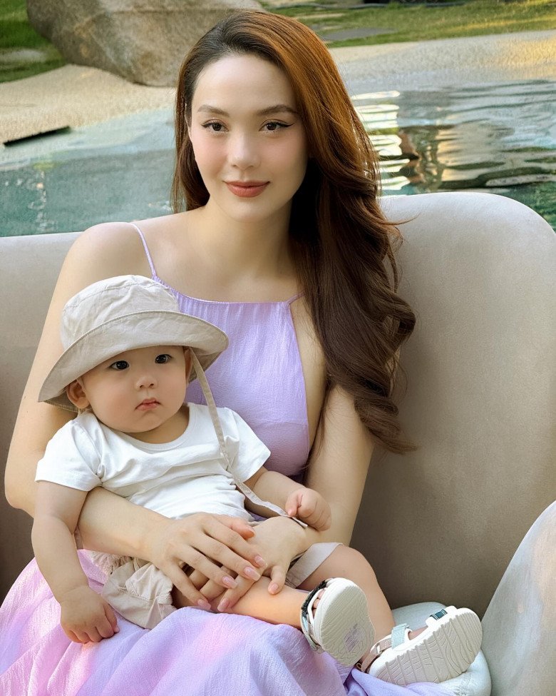 Minh Hằng nuôi con theo cách hiện đại, thường xuyên cho nhóc tì đi du lịch cùng bố mẹ.