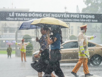 Dòng người đội mưa vào viếng Tổng Bí thư Nguyễn Phú Trọng