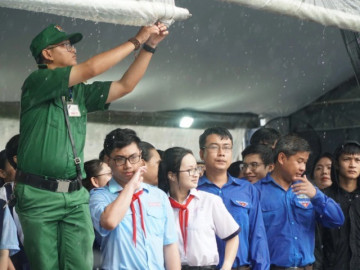 Kéo bạt, che mưa cho hàng ngàn người đến viếng Tổng Bí thư Nguyễn Phú Trọng ở Hội trường Thống Nhất