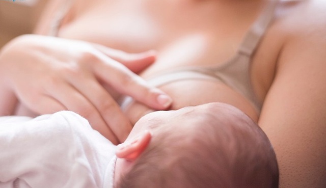 Nên thư giãn, vuốt ve bầu ngực khi cho bé bú.