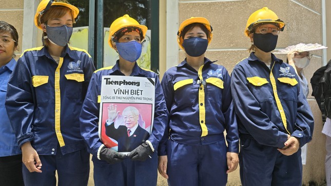 Người dân đứng chờ dọc các tuyến phố tiễn biệt Tổng Bí thư Nguyễn Phú Trọng - 5