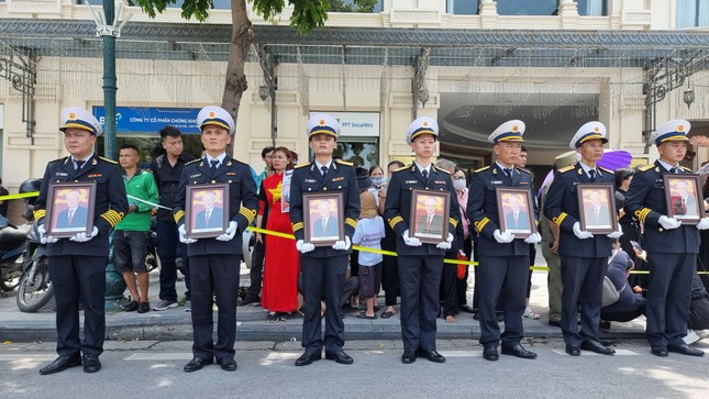 Người dân đứng chờ dọc các tuyến phố tiễn biệt Tổng Bí thư Nguyễn Phú Trọng - 3