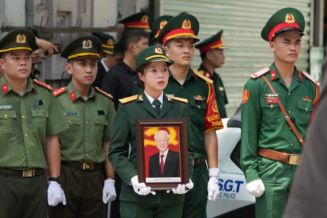 Người dân đứng chờ dọc các tuyến phố tiễn biệt Tổng Bí thư Nguyễn Phú Trọng - 14