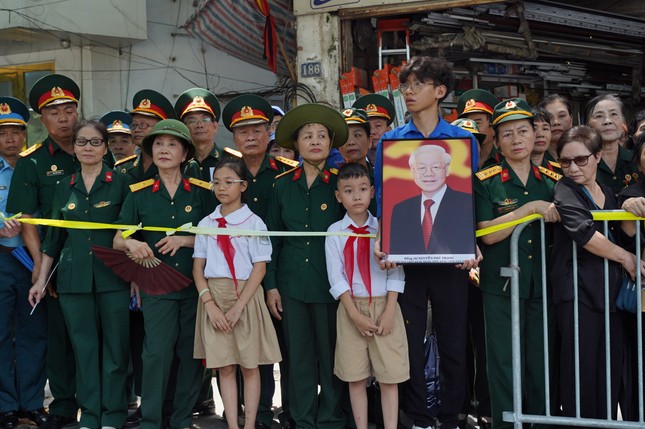 Người dân đứng chờ dọc các tuyến phố tiễn biệt Tổng Bí thư Nguyễn Phú Trọng - 12