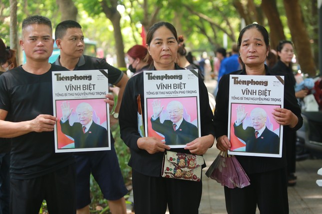 Người dân đứng chờ dọc các tuyến phố tiễn biệt Tổng Bí thư Nguyễn Phú Trọng - 9