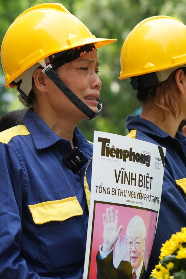 Người dân đứng chờ dọc các tuyến phố tiễn biệt Tổng Bí thư Nguyễn Phú Trọng - 7