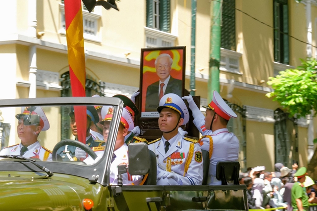 Xúc động khoảnh khắc đoàn xe tang đưa linh cữu Tổng Bí thư Nguyễn Phú Trọng di chuyển qua các tuyến phố Hà Nội - 2