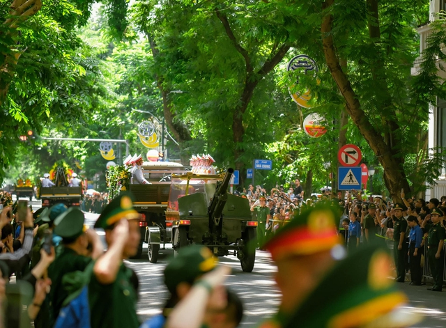 Xúc động khoảnh khắc đoàn xe tang đưa linh cữu Tổng Bí thư Nguyễn Phú Trọng di chuyển qua các tuyến phố Hà Nội - 4