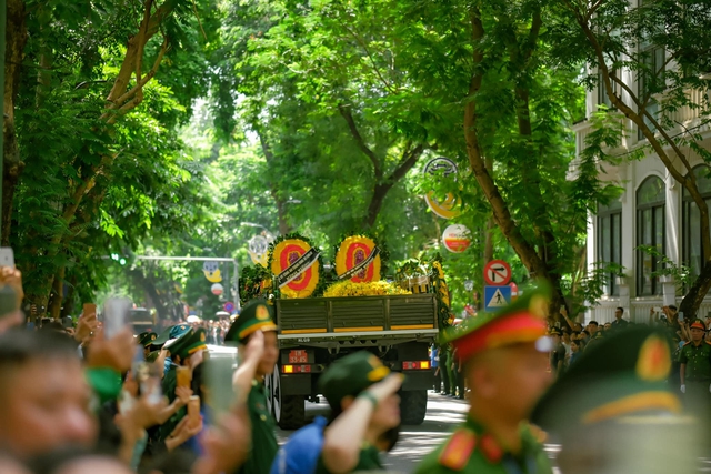 Xúc động khoảnh khắc đoàn xe tang đưa linh cữu Tổng Bí thư Nguyễn Phú Trọng di chuyển qua các tuyến phố Hà Nội - 6