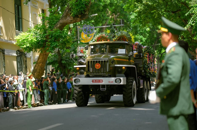 Đoàn xe chở linh cữu của Tổng Bí Thư Nguyễn Phú Trọng di chuyển qua nhiều tuyến phố của Hà Nội