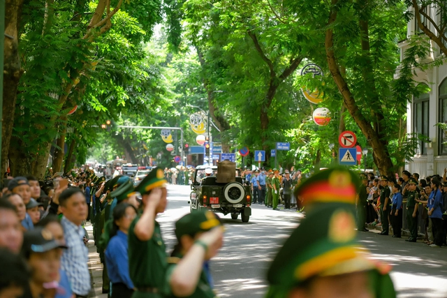 Hình ảnh linh xa rời Nhà tang lễ Quốc gia chở lĩnh cữu Tổng Bí thư Nguyễn Phú Trọng đi qua các tuyến phố. Người dân hai bên đường dõi theo với lòng tiếc thương vô hạn.