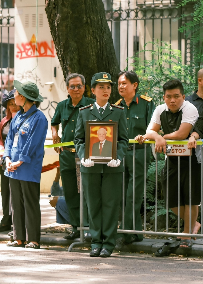 Xúc động khoảnh khắc đoàn xe tang đưa linh cữu Tổng Bí thư Nguyễn Phú Trọng di chuyển qua các tuyến phố Hà Nội - 11