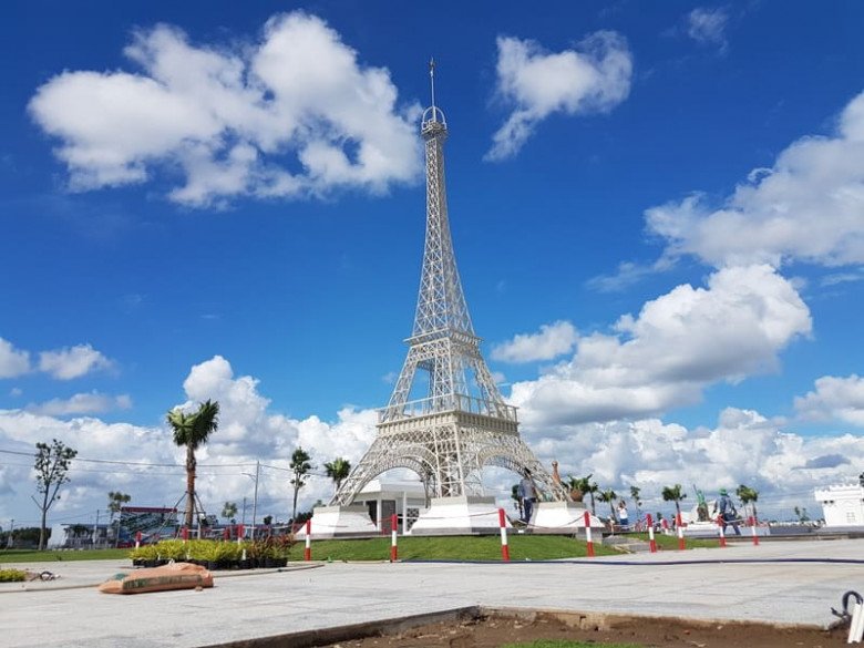 Đây là toạ độ check-in được giới trẻ yêu thích khi có thể chiêm ngưỡng những kiến trúc nổi tiếng trên thế giới, thoải mái tạo dáng chụp ảnh. 