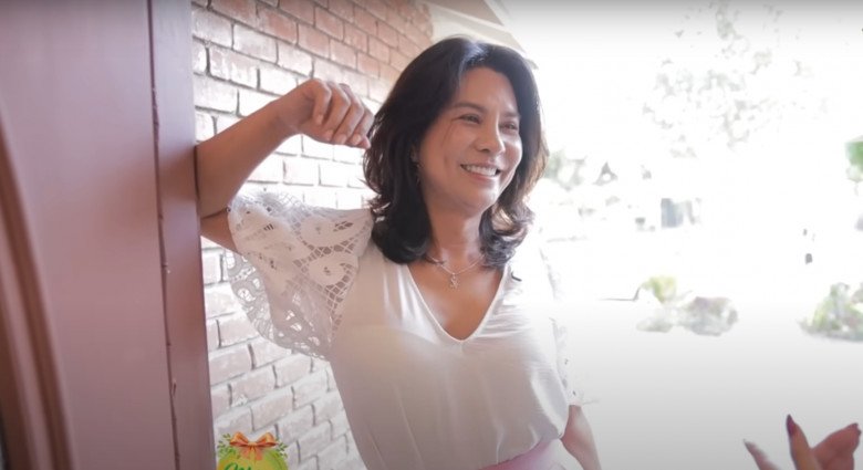 Đạo diễn Ngọc Hùng xuất hiện trước Thúy Ngavới giao diện của một người phụ nữ.