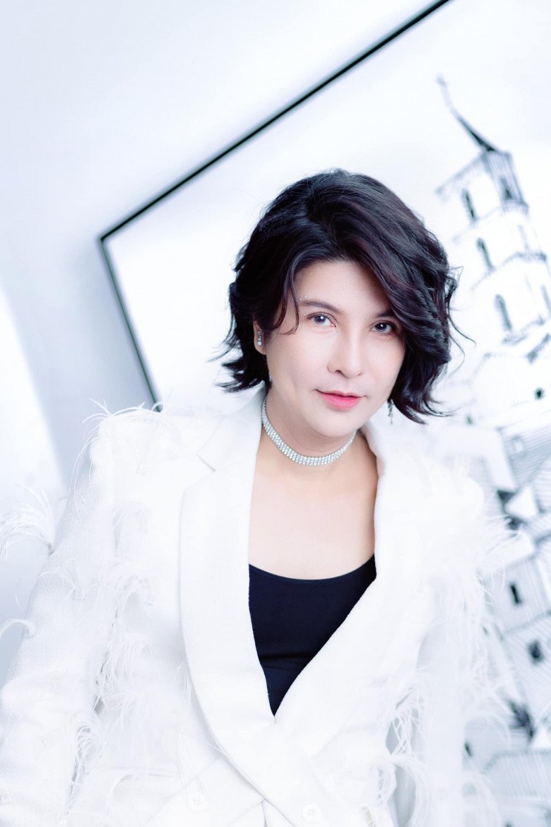 Dù nhận ra sự khác biệt của mình từ lâu nhưng 45 tuổi Ngọc Hùng mới chuyển giới thành nữ.