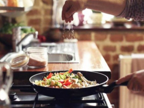 Khác biệt giữa người hay ăn hàng quán và người ăn cơm nhà? Dù ăn ở đâu cũng nên tránh một điều