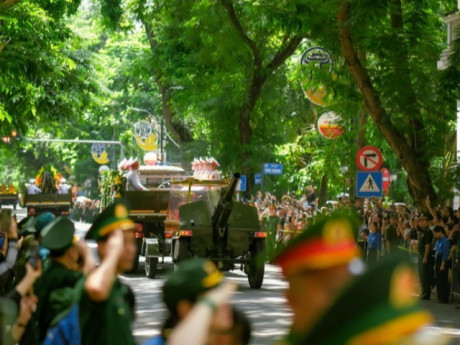 Xúc động khoảnh khắc đoàn xe tang đưa linh cữu Tổng Bí thư Nguyễn Phú Trọng di chuyển qua các tuyến phố Hà Nội