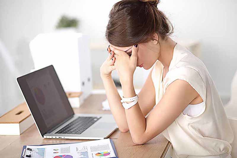 Dấu hiệu này có thể do bạn làm việc căng thẳng, stress hay suy nghĩ các vấn đề trong cuộc sống. Nhưng khi đã nghỉ ngơi, thay đổi lối sống mà không đỡ, kèm chán ăn, thay đổi thói quen tiểu tiện thì có thể là dấu hiệu sớm của các bệnh ung thư đường tiêu hóa.
