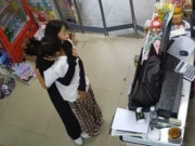 Yêu con - Thấy mẹ mặc áo đen, con gái bật khóc khiến người xem chỉ dám thốt lên: "Gia đình dạy con tốt thật"