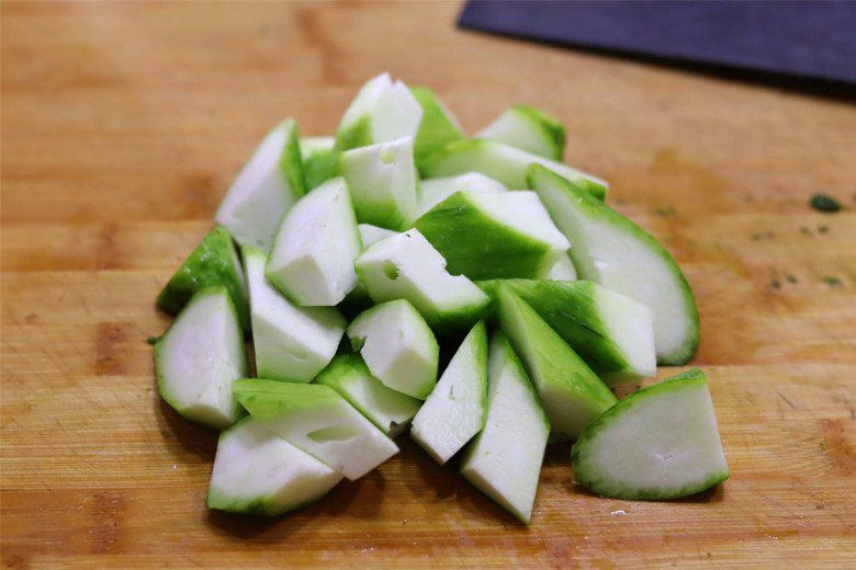 Để mướp không bị thâm, mọi người nên nấu ngay sau khi thái. Ảnh minh họa. 
