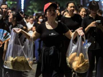 Ấm lòng: Những chai nước, ổ bánh mì của người dân Hà Nội dành tặng dòng người xếp hàng chờ viếng Tổng Bí thư Nguyễn Phú Trọng