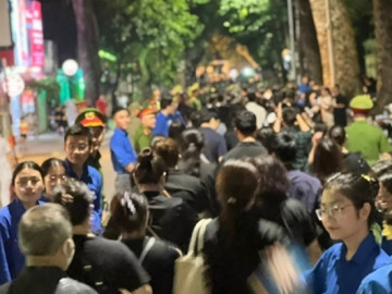 Dòng người yên lặng trong đêm, thành kính vào viếng Tổng Bí thư Nguyễn Phú Trọng